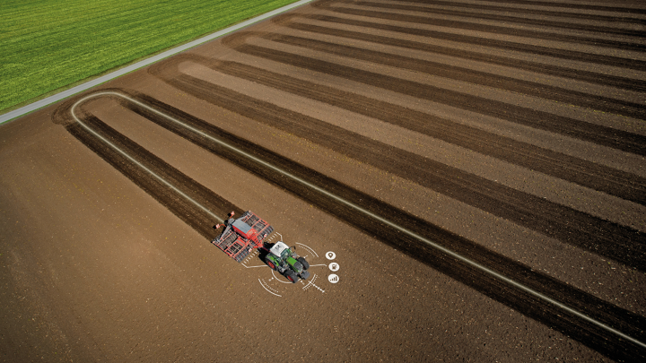 Fendt tractor in the field with Fendt Smart Farming