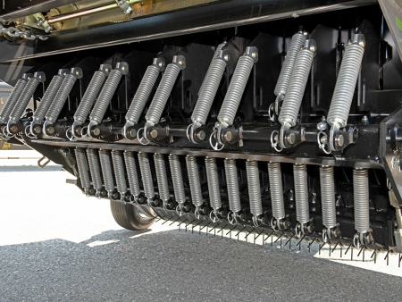 Close-up of the hydraulically swivelling cutterbar on the Fendt Tigo forage wagon