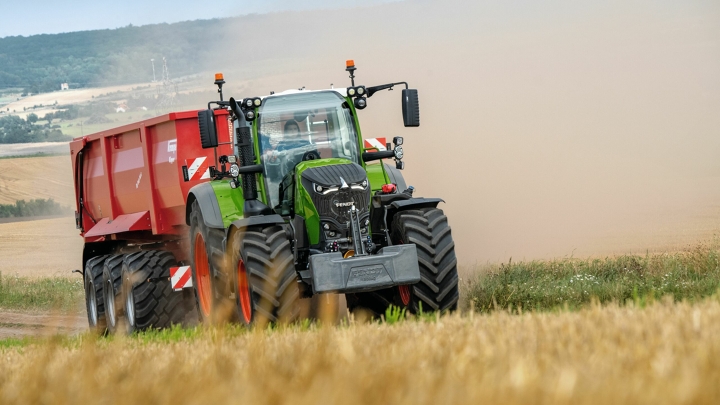 A Fendt 700 Vario Gen7 with loader wagon drives economically across a field
