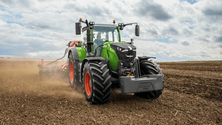 A green Fendt 700 Vario Gen7 shows its power in the field