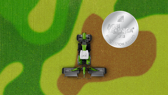 Bird's eye view of a Fendt tractor with Fendt Slicer ISOBUS mower combination on a meadow, on the right the silver medals of the Agri Innovation Award