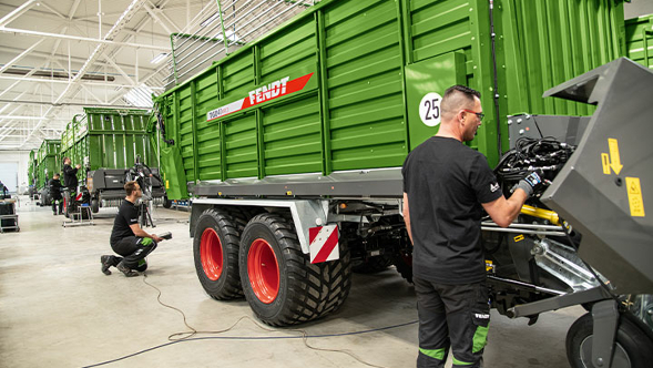 Employees in the assembly of the Tigo at the Wolfenbüttel site