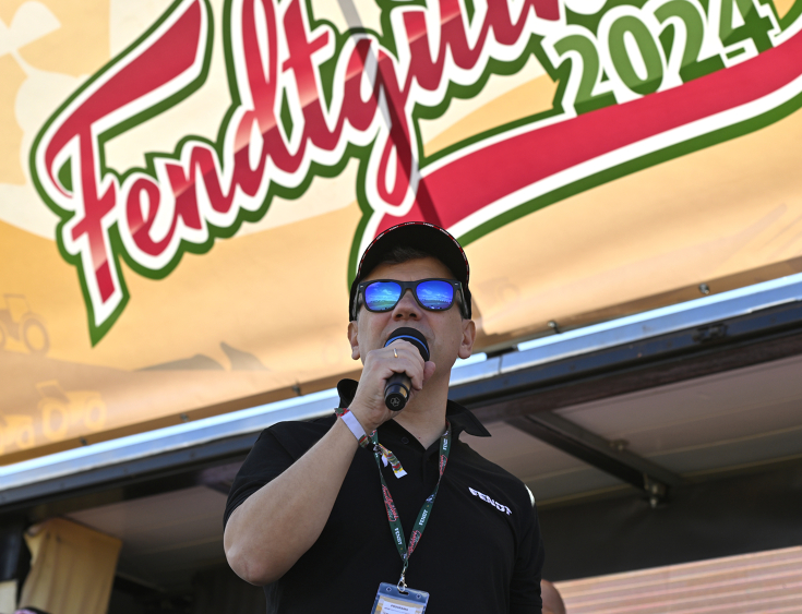 José Ramón González, Fendt Sales Director for Spain and Portugal in font of the Fendtgüinos logo