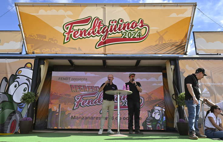 Juan Mari Guajardo, spokesman for the Vuelta Ciclista a España and official announcer of the Fendtgüinos, and Mario Lallana, Product Engineer at Fendt on stage at Fendtgüinos