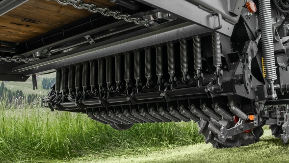 Detailed view of the cutterbar options mounted underneath the forage wagon on the Fendt Tigo forage wagon, which are available for flexible cutting lengths.