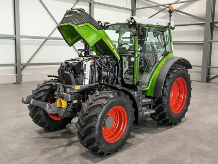 A Fendt tractor with the bonnet open and an insight into the innovative Dynamic Performance concept, abbreviated DP