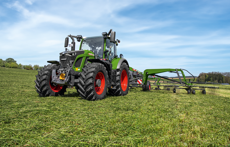 A Fendt 600 Vario working with a Fendt Former 920 C centre rake in tandem on grassland