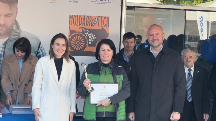 Vladimir Bolea (Minister of Agriculture of the Republic of Moldova) presents the Grand Prix for the Fendt 728 Vario to Diana Mamei (Director DiazTech)