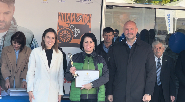 Vladimir Bolea (Minister of Agriculture of the Republic of Moldova) presents the Grand Prix for the Fendt 728 Vario to Diana Mamei (Director DiazTech)