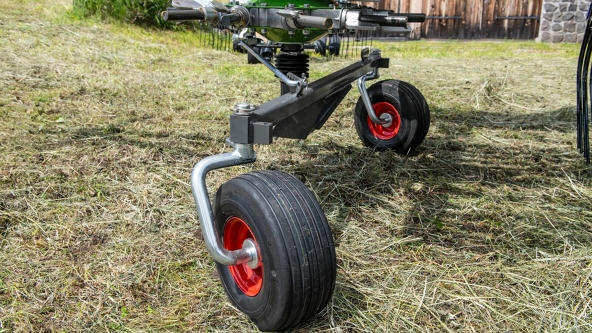 Close-up of the two lockable wheels of the Fendt Alpine single-rotor rake on a meadow.