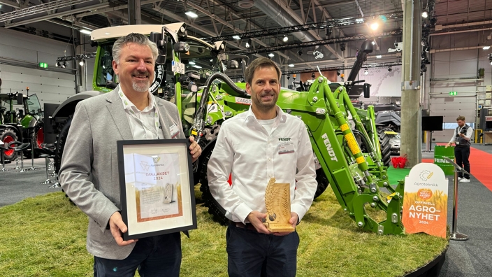 John Henrik Stadler (Business Manager Fendt Norway) and Jørgen Skjelin (Retail Manager Fendt Tractors and Application Norway) in front of the Fendt e100 Vario are delighted to receive the Gullakset Award 2024 in Gold at Agroteknikk Norway 2024