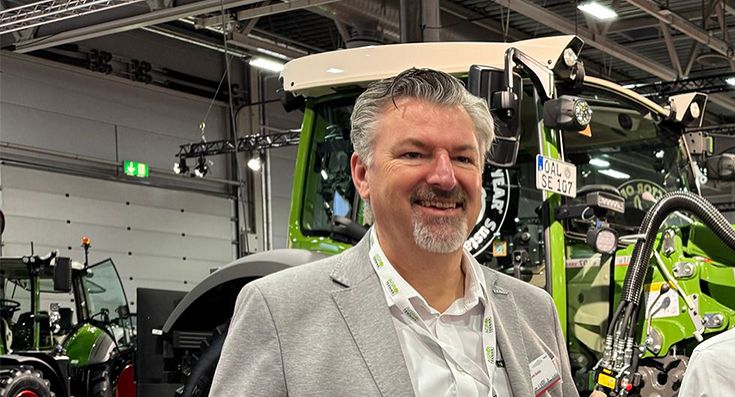 John Henrik Stadtler (Business Manager Fendt Norway) in front of the Fendt e100 Vario