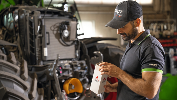 un professionista Fendt controlla i pezzi