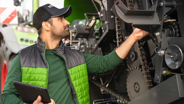 un professionista Fendt controlla i pezzi