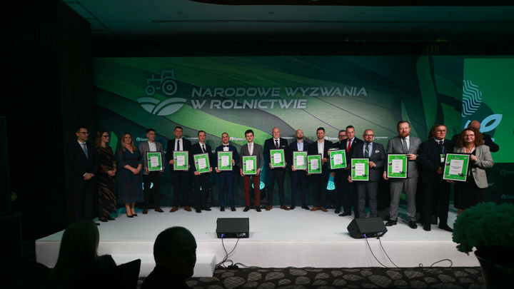 collaboratrici e collaboratori Fendt su un palco per ritirare il premio per l’innovazione in Polonia.