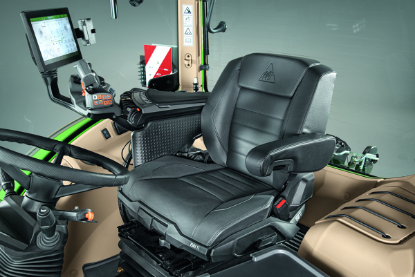 „Premium“ klasės „Titanium“ sėdynės vaizdas iš arti „Fendt 700 Vario Gen7“ kabinoje.