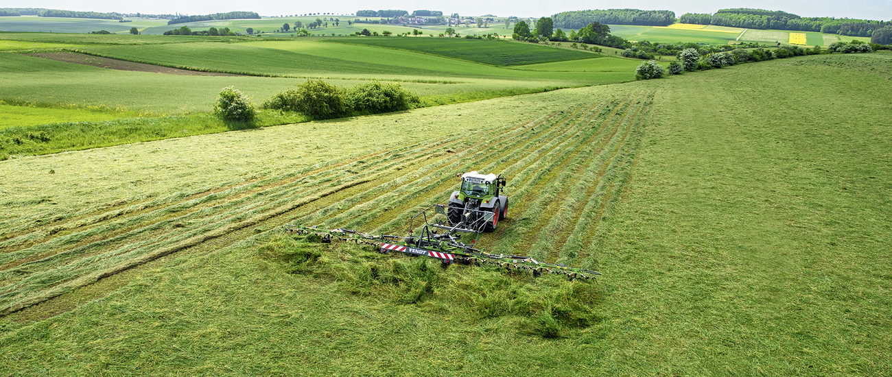 Fendt Twister pļavā uzņēmums no drona skatu punkta