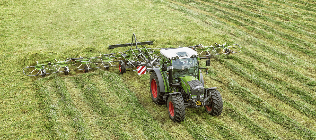 Fendt Twister pļavā uzņēmums no drona skatu punkta