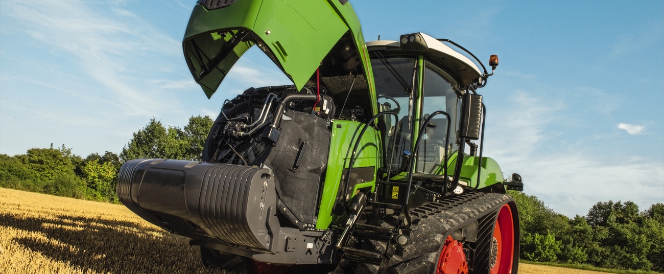 Fendt 900 Vario MT atvērts dzinēja pārsegs