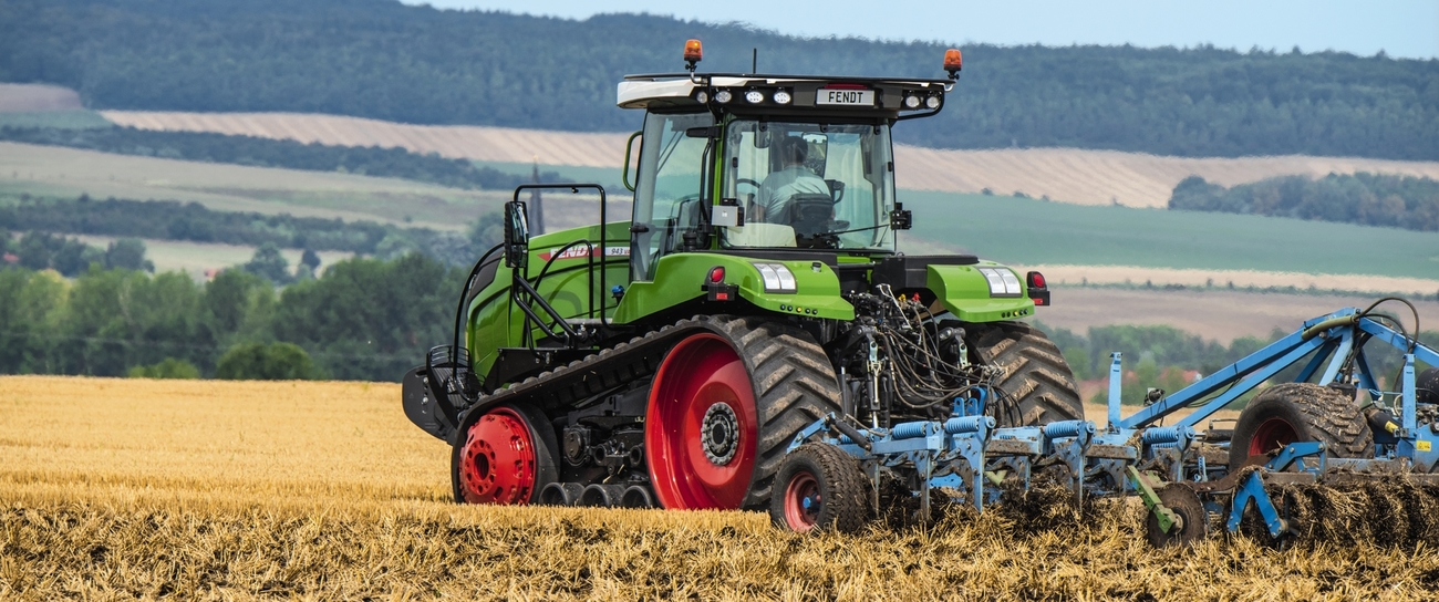 Fendt 900 Vario MT ar zilu arklu uz lauka