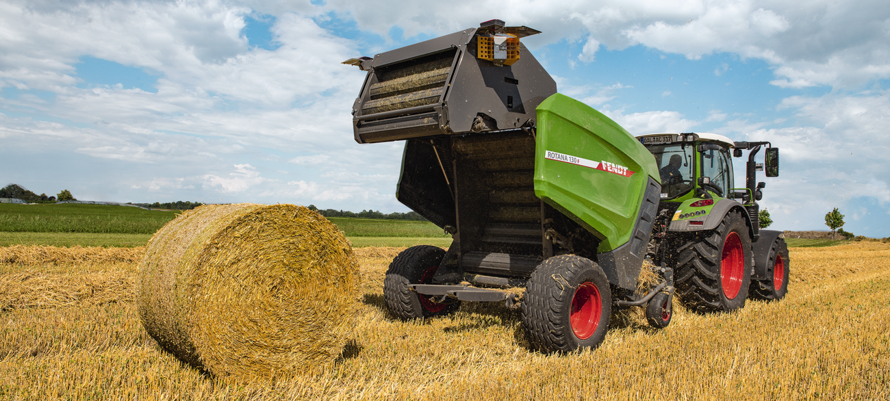 Fendt 300 Vario presēšanas laikā uz rugāju lauka ar Fendt Rotana 130 F Xtra