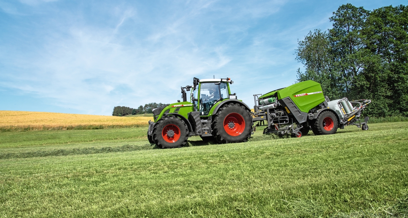 Fendt 300 Vario presēšanas laikā uz rugāju lauka ar Fendt Rotana 130 F Xtra