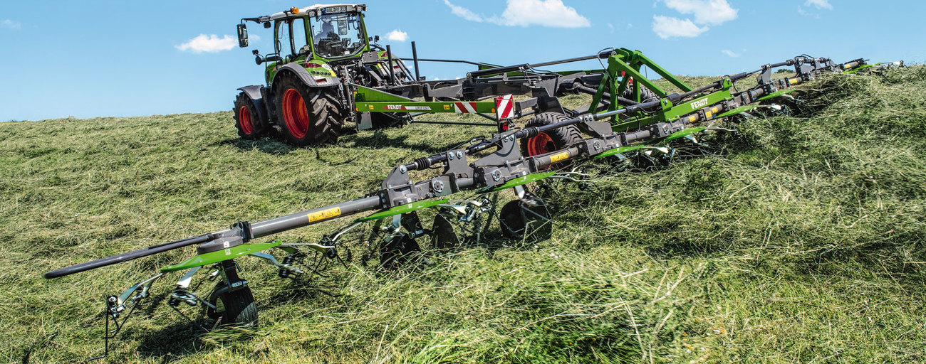 Fendt traktors ar Fendt Lotus darbībā uz lauka