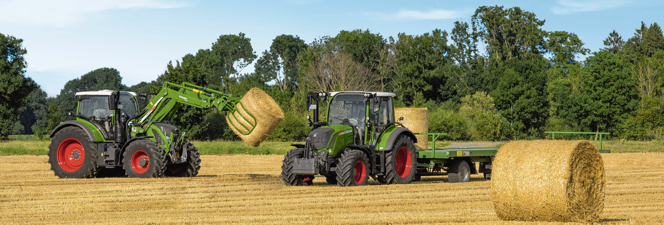 Fendt 500 Vario ar Cargo frontālo iekrāvēju un Fendt 300 Vario ar ķīpu piekabi