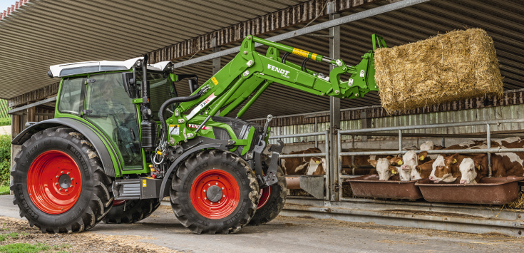 Fendt 200 Vario ar Fendt Cargo frontālo iekrāvēju, barojot govis