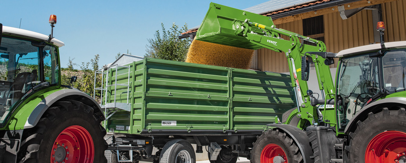 Fendt 516 Vario ar Fendt Cargo frontālo iekrāvēju, pārkraujot labību uz piekabes