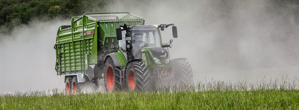 Fendt 500 Vario ar Fendt Tigo lopbarības piekabe