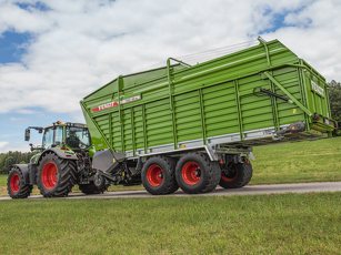 Fendt Tigo lopbarības piekabe ar Fendt Vario traktoru