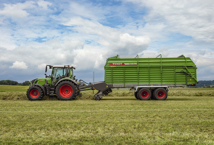 Fendt Tigo lopbarības piekabe ar Fendt 300 Vario