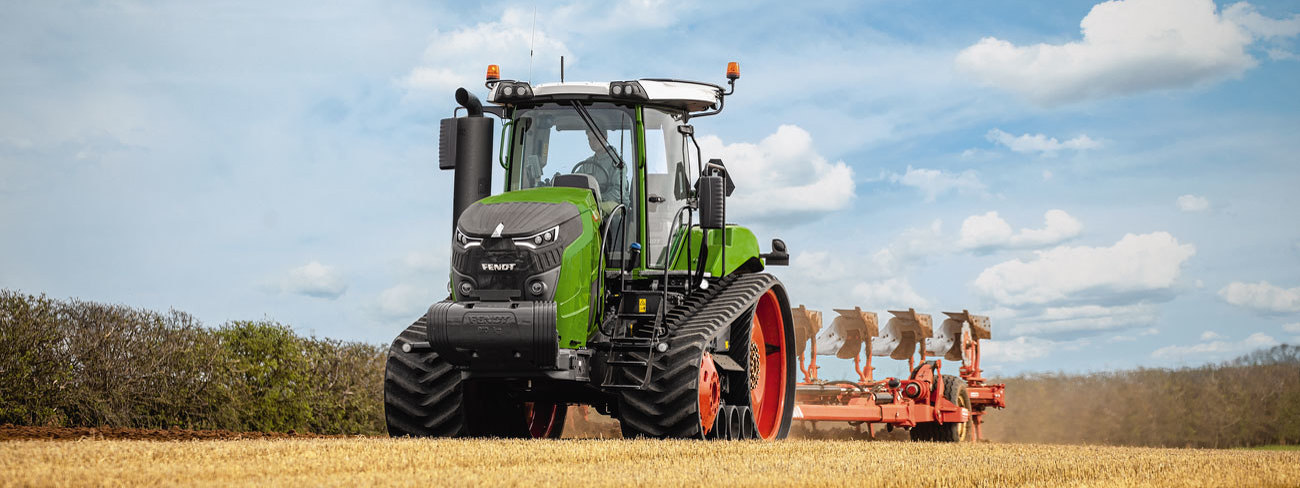 Fendt 900 Vario MT kāpurķēžu traktors ar arklu uz lauka