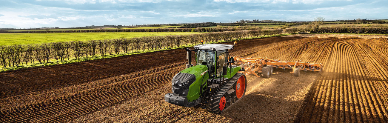 Fendt 900 Vario MT kāpurķēžu traktors, velkot kultivatoru, uz lauka