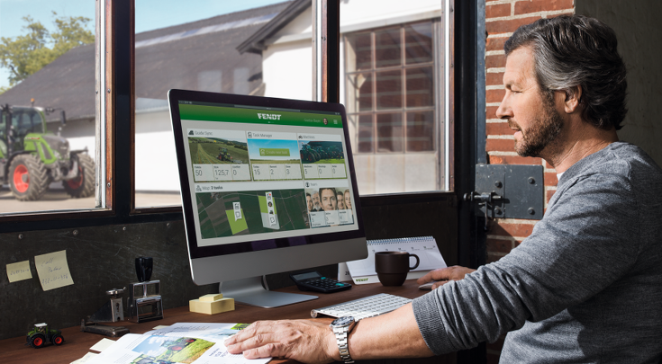 A man sits in front of his computer using Fendt Task Doc.