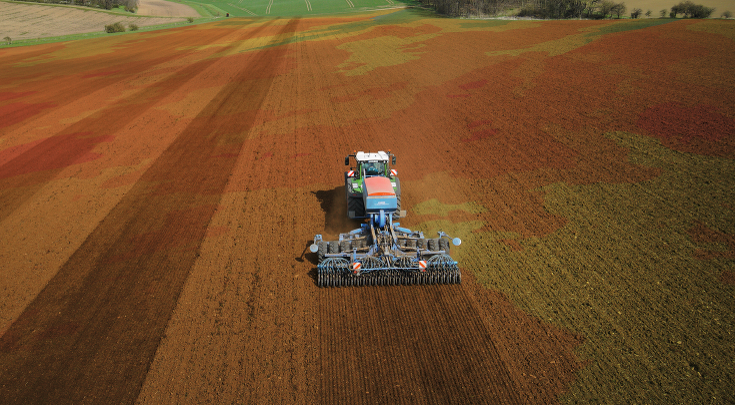 Skats no aizmugures uz Fendt 900 Vario kombināciju ar sējmašīnu.