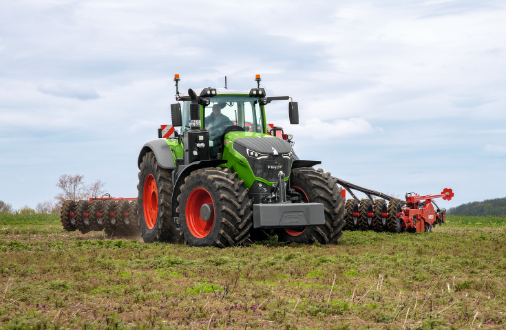 Fendt 1000 Vario ar sējmašīnu uz lauka priekšējais skats.