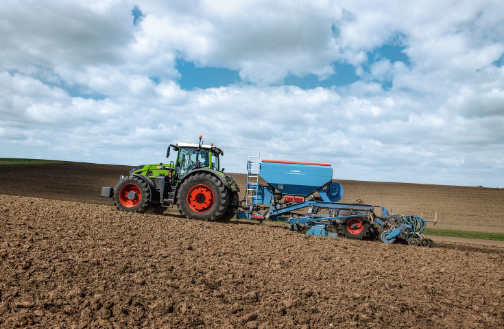 Sējmašīnas Fendt 900 Vario sējmašīnas kombinācijas sānu skats.