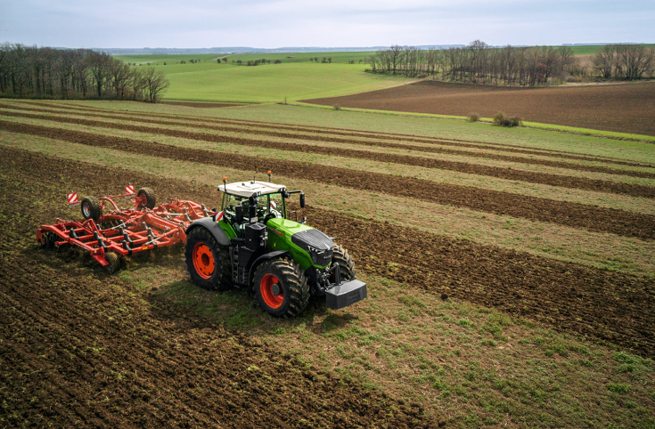 Fendt 1000 Vario ar kultivatoriem tīrumā.