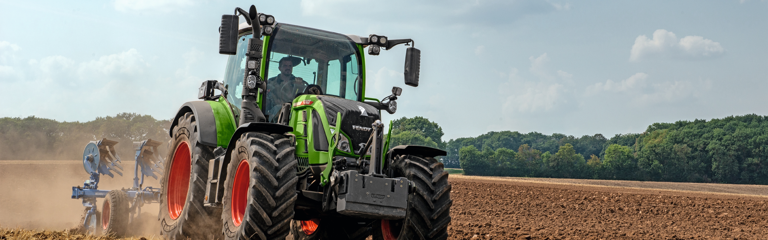 Fendt 500 Vario kombinācija ar sējmašīnu uz lauka.