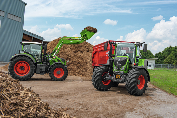 Fendt 700 Vario, pārkraujot koka šķeldu