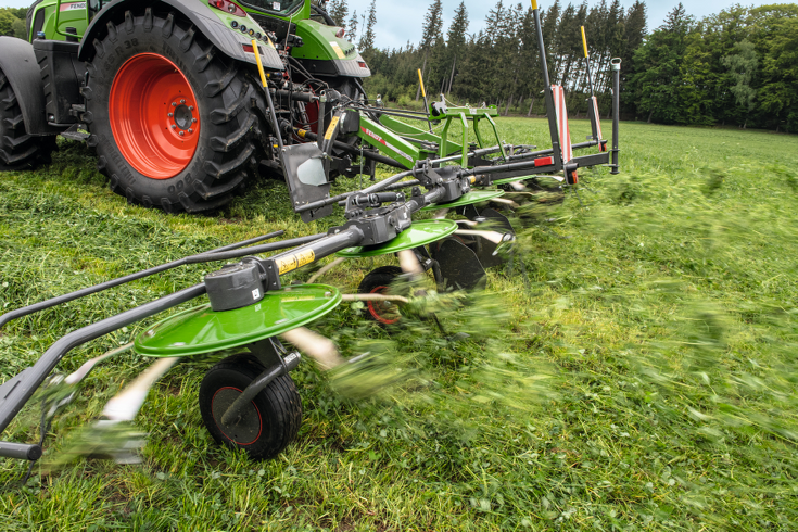 Fendt Lotus uz lauka apgroza nopļauto zāli