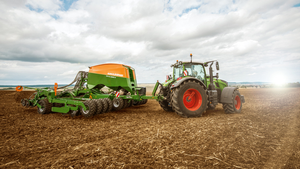 Fendt 700 Vario Gen7 ar Amazone sējmašīnu uz lauka