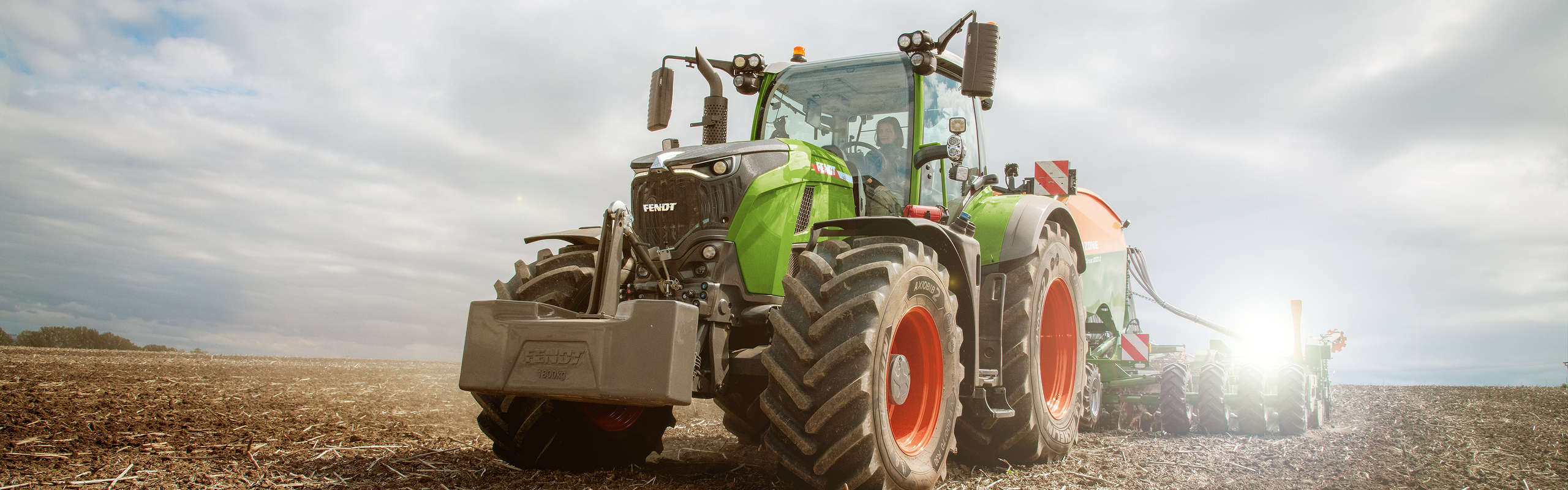 Fendt 700 Vario Gen7, strādājot uz lauka, ar Amazone sējmašīnu.