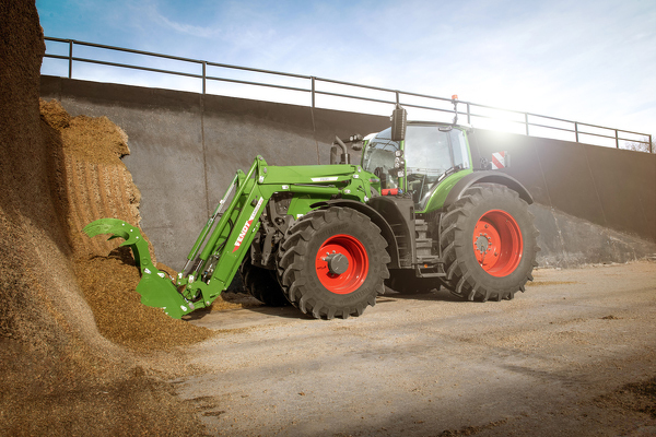 Fendt 700 Vario Gen7 darbībā ar skābbarības sagrābšanas kausu