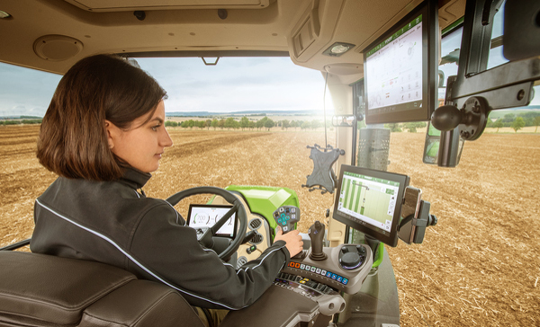 Lauksaimnieks sēž Fendt 700 Vario Gen7 un skatās uz termināli.