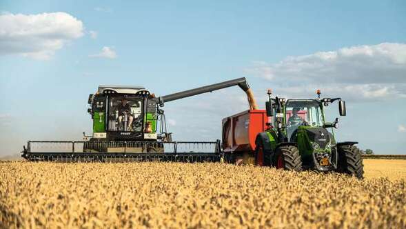 Fendt CORUS un Fendt traktors ar pašizgāzēju kulšanas laikā.