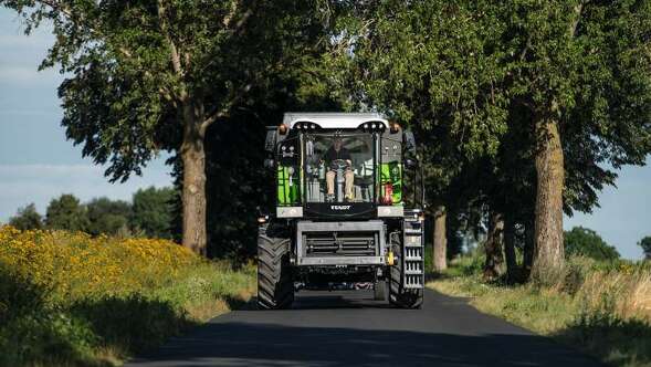 Lauksaimnieks ar Fendt CORUS 500 uz koplietošanas ceļa, braucot cauri alejai