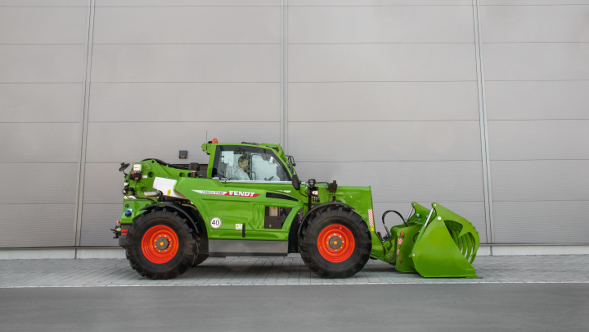 Der Fendt Cargo T740 stāv uz ceļa